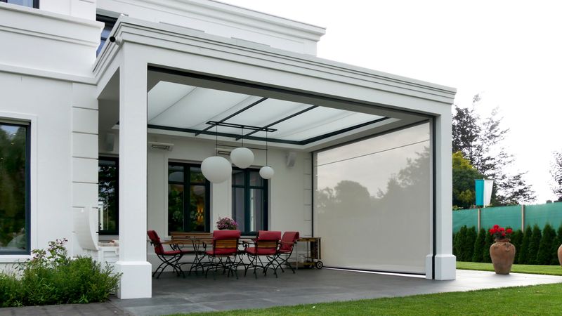 Terrasgedeelte uitgerust met een markilux onderglasscherm en verticaal scherm.