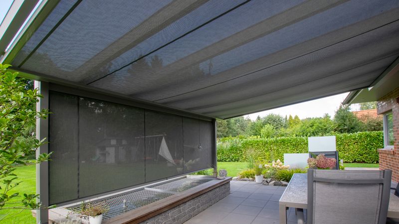 Terrasstak utrustat med markisen markilux 779 underglas-markis och en vertikalmarkis.