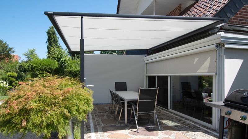 Referentiebeeld mx pergola compact 790 met crèmekleurig doek en antracietkleurig frame.