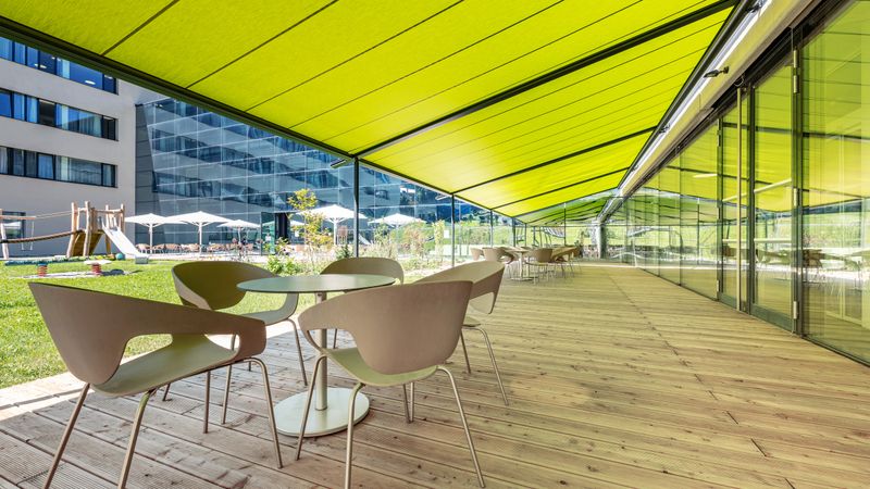Imagen de referencia de la pérgola clásica con lona verde sobre una terraza en Zell am See.