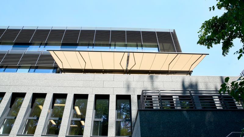 Immagine di riferimento di un markilux syncra fix e di un mx 6000 su un balcone dell'edificio Lufthansa.