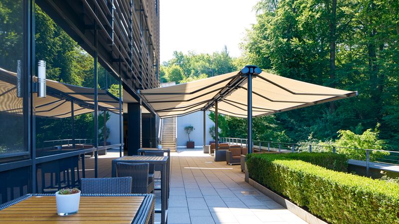 Immagine di riferimento markilux syncra fix con telo in tessuto color crema e cornice color antracite