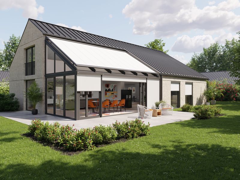 Moderna casa indipendente con un angolo di finestre combinate con tenda da sole per giardino d'inverno.