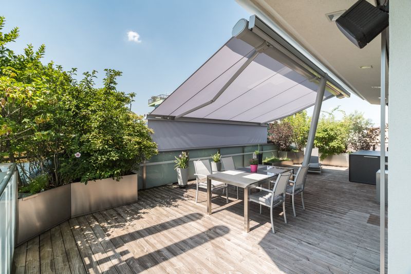 Awning parasol markilux planet with shadeplus on a roof terrace.