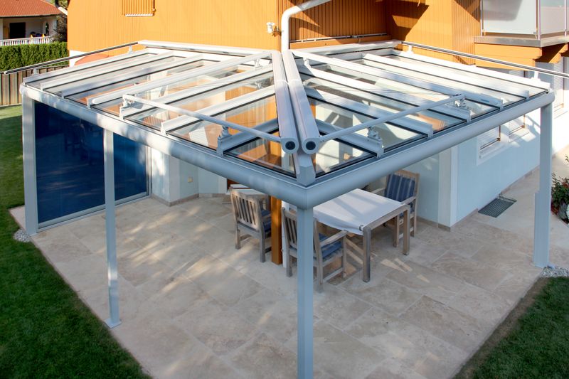 Techo de terraza equipado con toldos markilux, lona de tejido azul, cerrado.