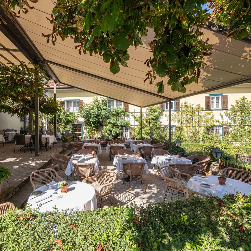 Sidovy av en cateringterrass täckt av en markilux pergola cubic.