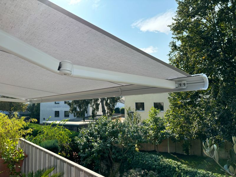 toldo encajable markilux con herraje blanco y lona gris