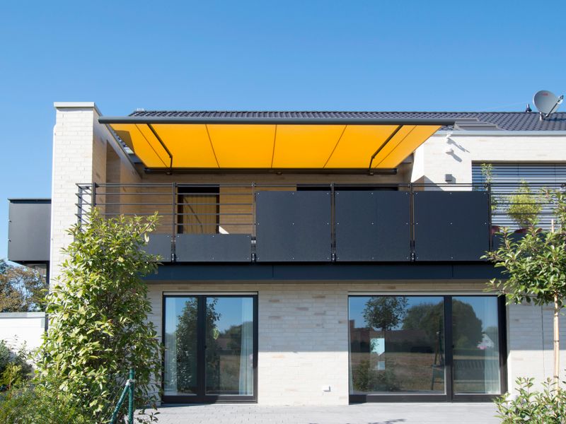 Immagine di riferimento: tenda da sole a cassonetto markilux 5010 (telaio grigio, tessuto della tenda da sole giallo) per la tensione della tenda da sole a sole.