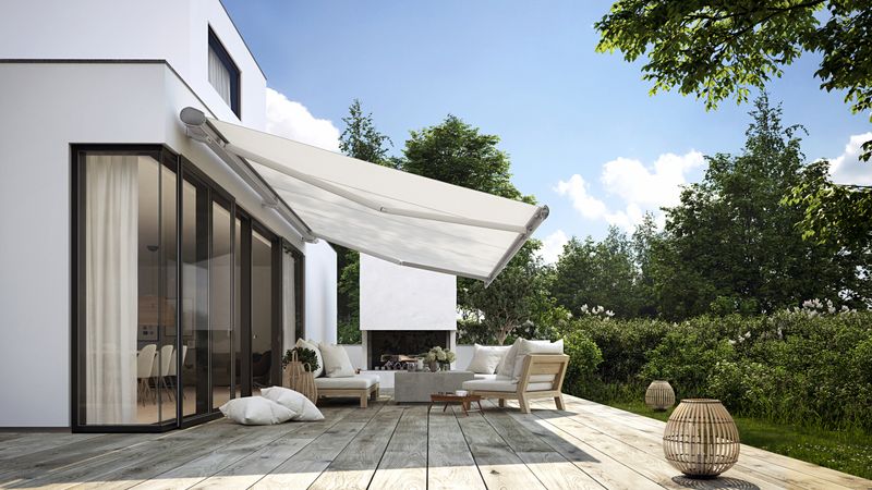 markilux mx-6000 med grå ram och vit duk över en terrass