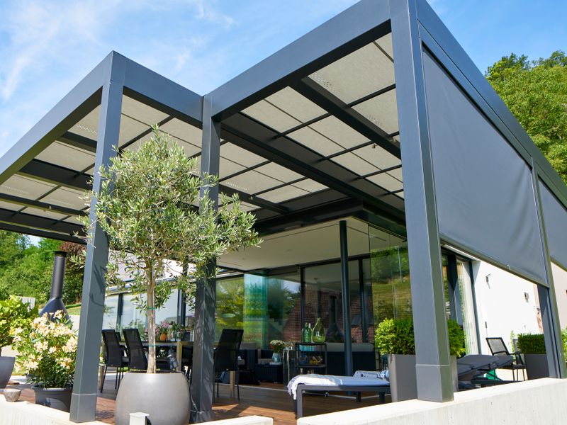 Toit de terrasse indépendant markilux markant avec toile de store claire et store vertical.