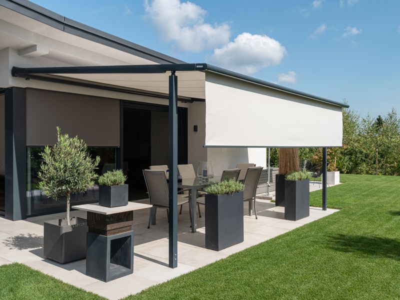 Modern vrijstaand huis met terras, overdekt met een lichtgekleurde markilux pergola met Volant-plus.