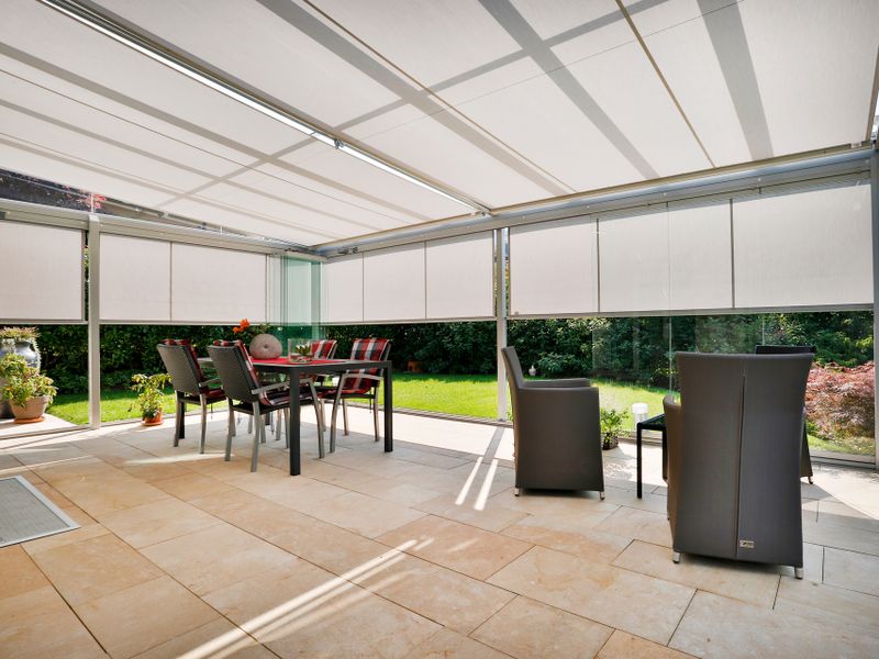 Véranda équipée d'un store sous verrière markilux 889 et d'un store vertical markilux 710.