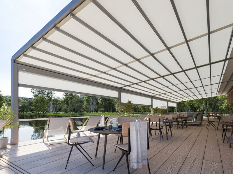 Restaurangterrass vid sjön, täckt med en markilux pergola stretch med vit duk.