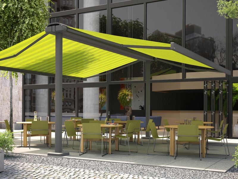 Freistehende Markise markilux syncra mit grüngestreiftem Tuch zur Beschattung einer Gastroterrasse.