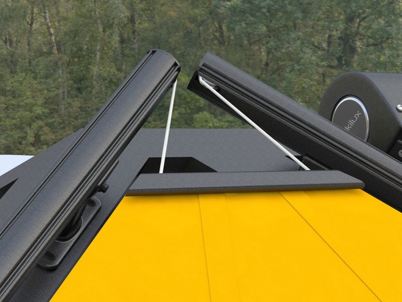 Detail: geleiderails en trekkabel van het driehoekscherm markilux 893 met geel doek.