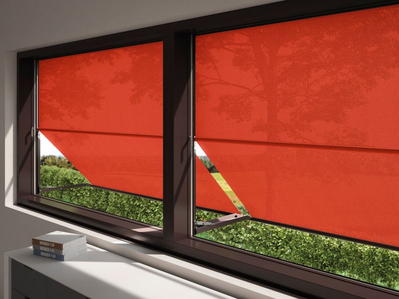 Fönstren är försedda med en markilux 740 markisolette med röd duk.