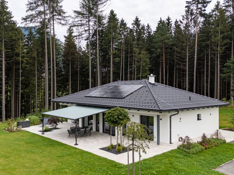 Tenda da sole markilux pergola style su un grande bungalow.