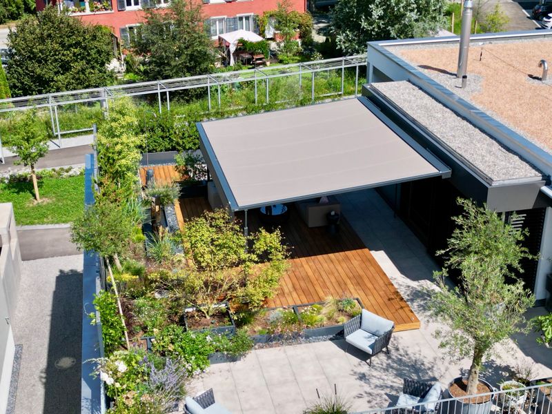 Braune Pergola Markise markilux pergola style auf einer Dachterrasse.