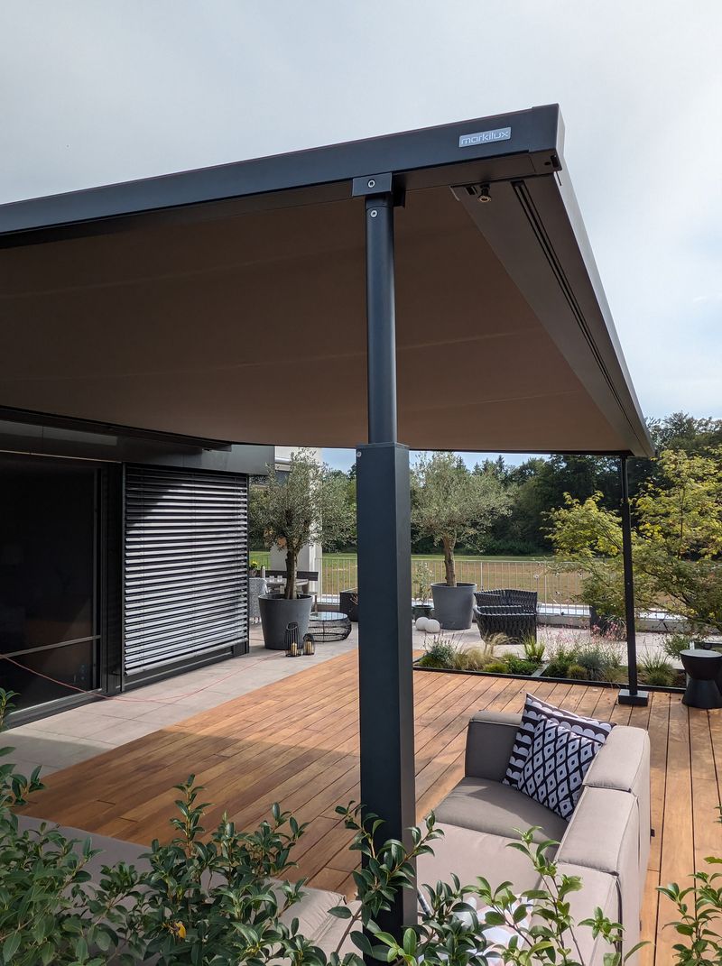 Brun pergola markise markilux pergola style på en tagterrasse.