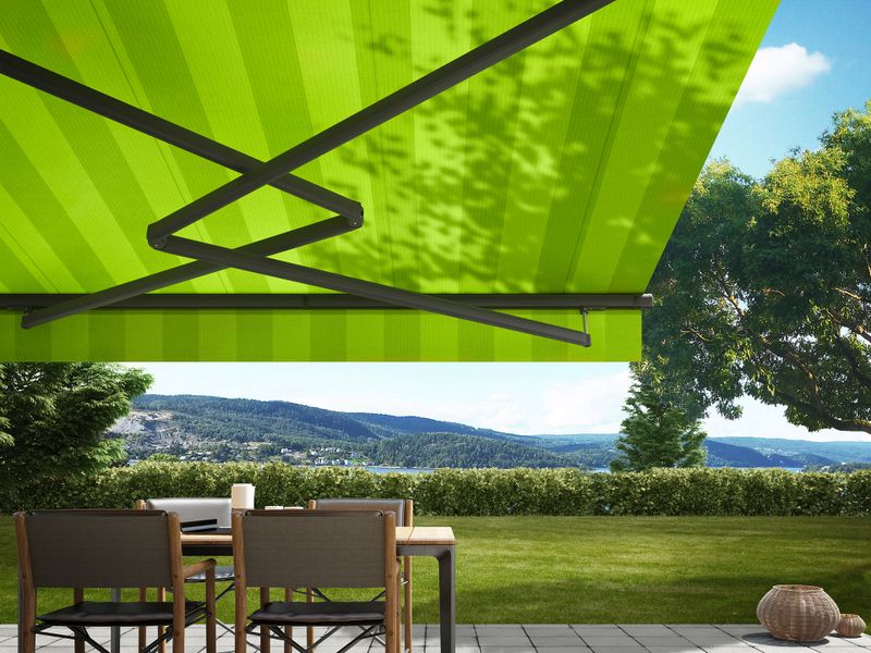 Toldo de braço dobrável Markilux 1700 como versão elástica com tecido listrado verde