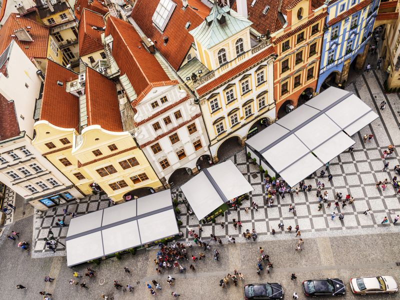 Topview eines Marktplatzes ausgestattet mit mx syncra Markisen