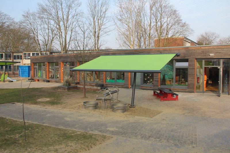 Reference picture markilux planet with green fabric cover in front of a kindergarten