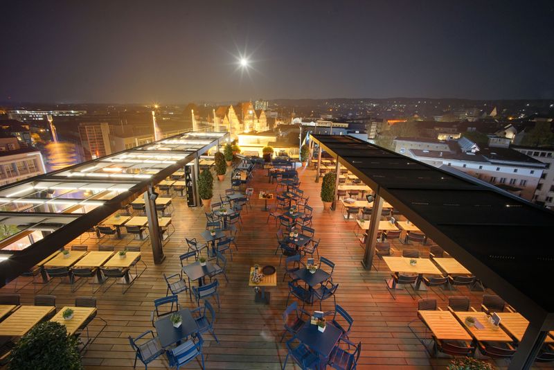 Image de référence mx markant sur un toit-terrasse de nuit avec éclairage à Bielefeld