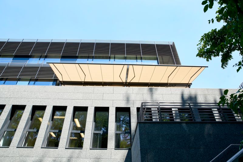 Reference image of a markilux syncra fix and mx 6000 on a balcony of the Lufthansa building in Seeheim