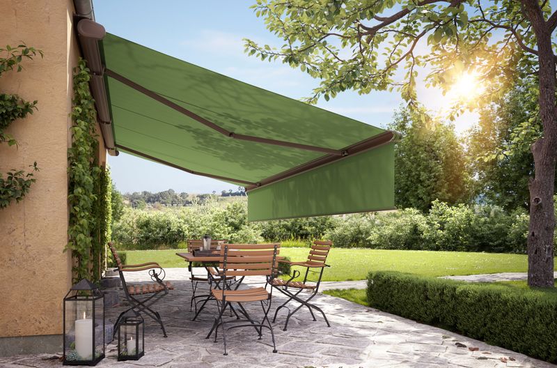 südfranzösiche Terrasse mit ausgefahrener, havannabrauner Markise  MS-5010 mit grünem Tuch