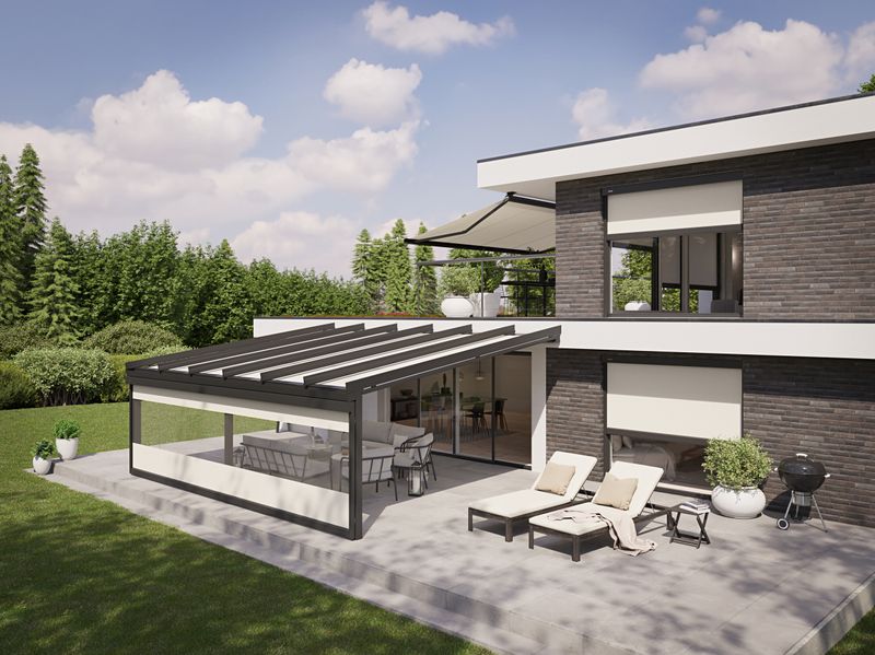 Detached house with terrace in the garden. The terrace is covered by a patio roof and is shaded by the markilux 779 under-glass awning. The patio roof is complemented by a vertical blind with panoramic roof. In addition, window awnings are installed as well as a folding-arm awning on the balcony.