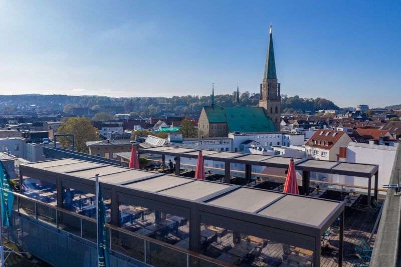 Referensbild mx markant på en takterrass med utsikt över Bielefeld