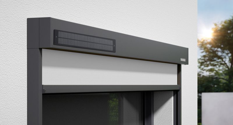 Detaljeret visning af en grå kassette af den lodrette blaind markilux 620 med sundrive solcellemodul.