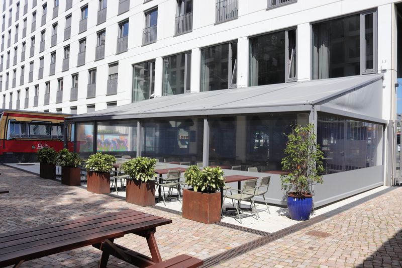 Reference image markilux 8800 with gray fabric cover and gray frame in front of Hotel Schulz in Berlin