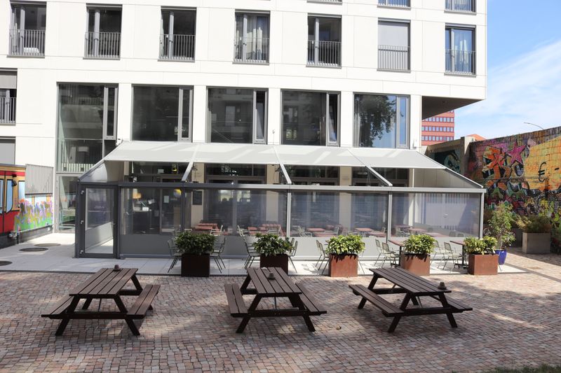 Imagen de referencia markilux 8800 semirretráctil delante de la zona exterior del Hotel Schulz de Berlín